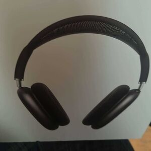Apple Black Over-Ear Headphones with Plush Cushioning